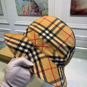 【AT1678】Burberry（バーバリー）のオリジナルの漁帽、2019年の最新モデルです。専門店のナイロン生地100％で、軽く通気性があります。グリッドが正確で、純綿裏地、男女兼用です。ボックスと布袋が付属しています。正規品の2色が現在在庫しています！