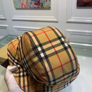 【AT1678】Burberry（バーバリー）のオリジナルの漁帽、2019年の最新モデルです。専門店のナイロン生地100％で、軽く通気性があります。グリッドが正確で、純綿裏地、男女兼用です。ボックスと布袋が付属しています。正規品の2色が現在在庫しています！