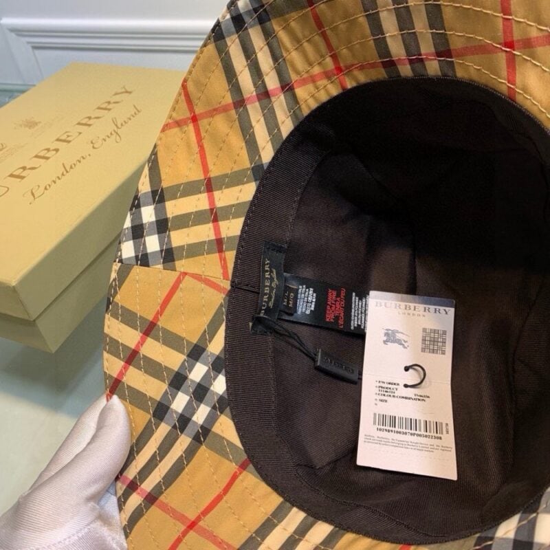 【AT1678】Burberry（バーバリー）のオリジナルの漁帽、2019年の最新モデルです。専門店のナイロン生地100％で、軽く通気性があります。グリッドが正確で、純綿裏地、男女兼用です。ボックスと布袋が付属しています。正規品の2色が現在在庫しています！