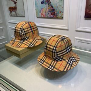 【AT1678】Burberry（バーバリー）のオリジナルの漁帽、2019年の最新モデルです。専門店のナイロン生地100％で、軽く通気性があります。グリッドが正確で、純綿裏地、男女兼用です。ボックスと布袋が付属しています。正規品の2色が現在在庫しています！