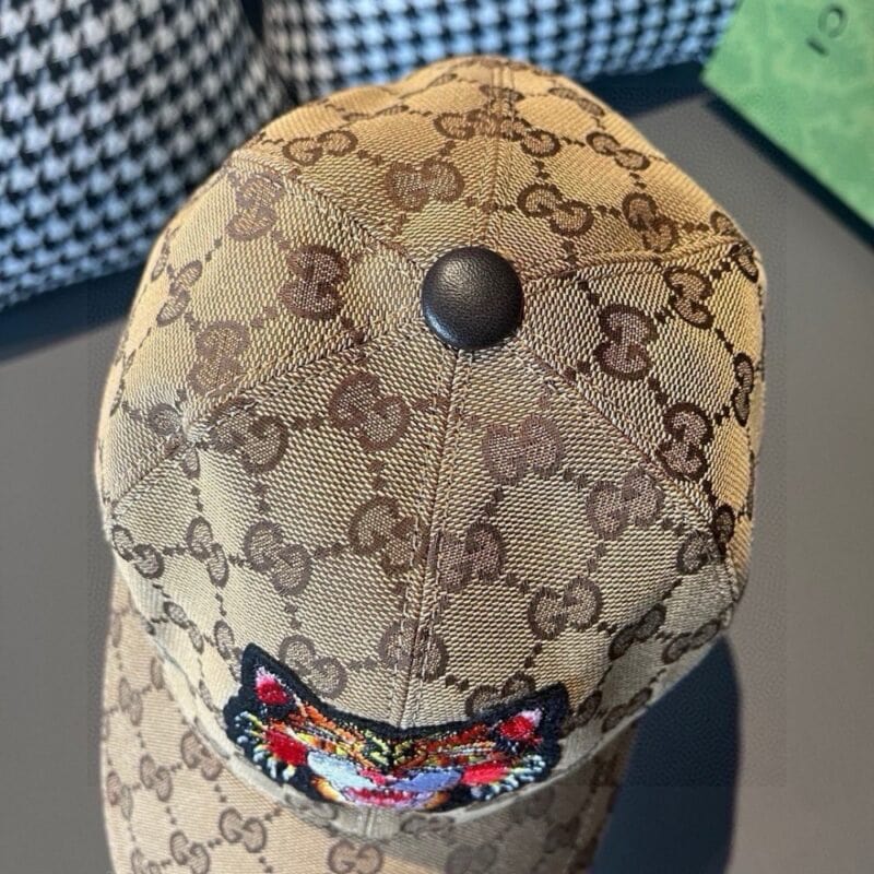 【AT1684】ボックスと布袋が付いてくる、Gucci(グッチ)の新しいモデルのオリジナル野球帽。キャットヘッドの刺繍、重い工芸刺繍、ディテールは専門店に匹敵するクオリティ。オリジナルの帆布素材と最上級の牛革を使用、質が素晴らしいです！男性にも女性にもおすすめで、おしゃれでどんなスタイルにも合います。基本的な頭囲は56cmで、ベルクロで調節可。