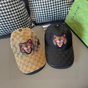 【AT1684】ボックスと布袋が付いてくる、Gucci(グッチ)の新しいモデルのオリジナル野球帽。キャットヘッドの刺繍、重い工芸刺繍、ディテールは専門店に匹敵するクオリティ。オリジナルの帆布素材と最上級の牛革を使用、質が素晴らしいです！男性にも女性にもおすすめで、おしゃれでどんなスタイルにも合います。基本的な頭囲は56cmで、ベルクロで調節可。