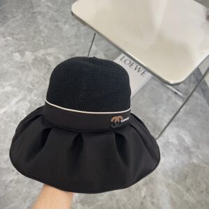 【AT1692】【CHANELシャネル】2024年の新作ブラックラバーウィーブフィッシャーマンハット専用の防塵バッグ付き。大きなつばでコーディネートしやすく、閉じた目で手に入る一つ。