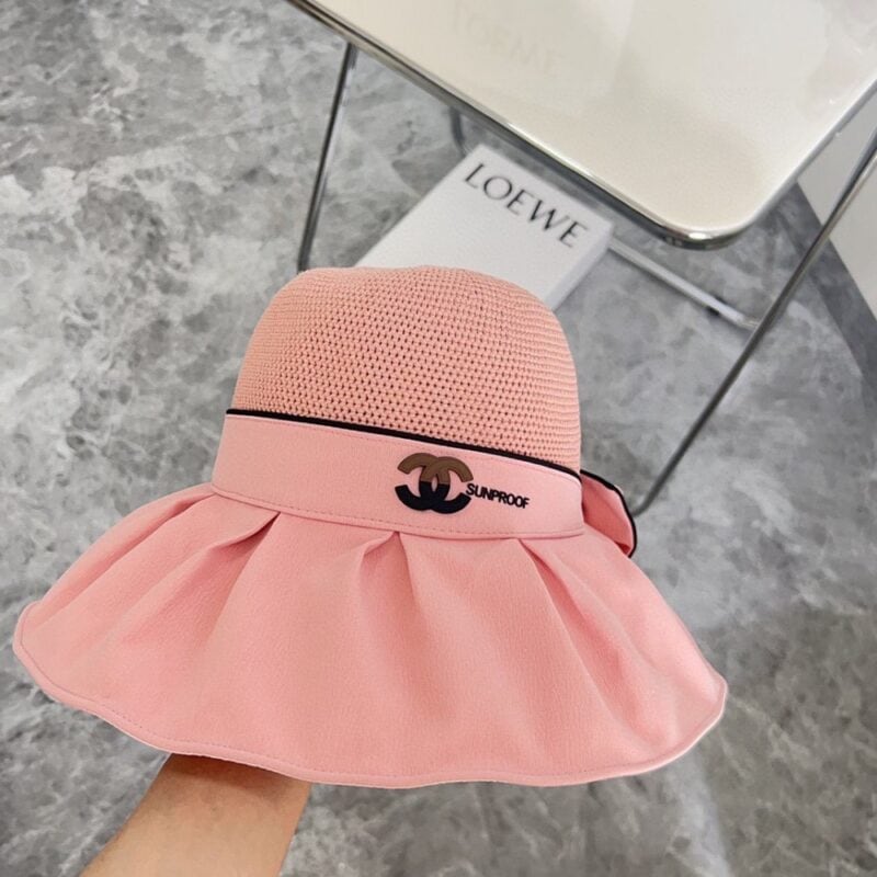 【AT1693】【CHANELシャネル】2024年新作のブラックビニール編み漁師帽には防塵袋が付属しています。大きなつばでコーディネートしやすく、目を閉じても手に入る一着です。
