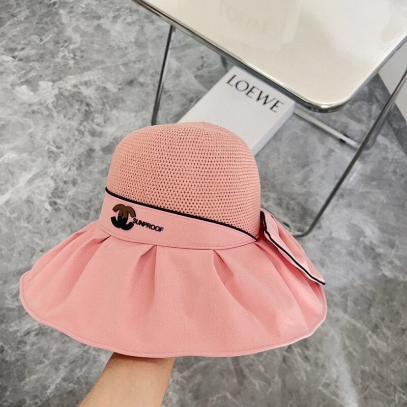 【AT1693】【CHANELシャネル】2024年新作のブラックビニール編み漁師帽には防塵袋が付属しています。大きなつばでコーディネートしやすく、目を閉じても手に入る一着です。