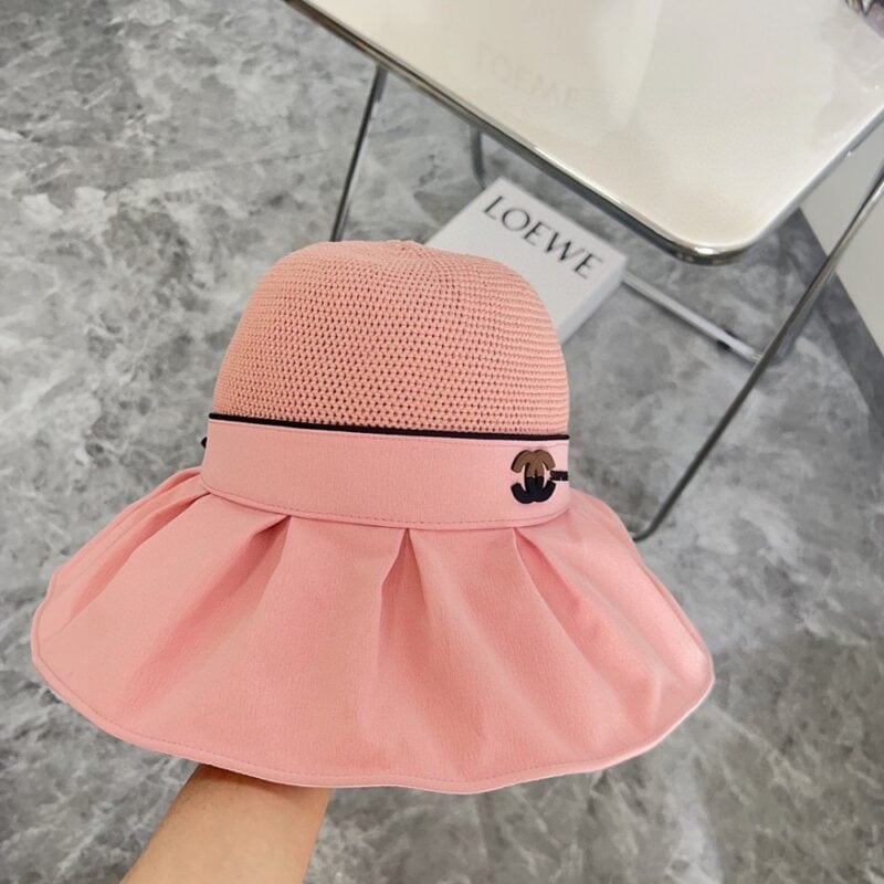 【AT1693】【CHANELシャネル】2024年新作のブラックビニール編み漁師帽には防塵袋が付属しています。大きなつばでコーディネートしやすく、目を閉じても手に入る一着です。