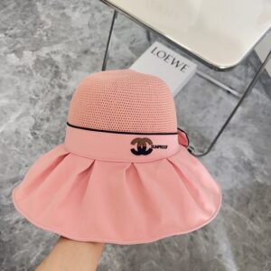 【AT1693】【CHANELシャネル】2024年新作のブラックビニール編み漁師帽には防塵袋が付属しています。大きなつばでコーディネートしやすく、目を閉じても手に入る一着です。