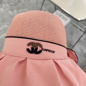 【AT1693】【CHANELシャネル】2024年新作のブラックビニール編み漁師帽には防塵袋が付属しています。大きなつばでコーディネートしやすく、目を閉じても手に入る一着です。