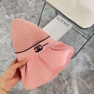 【AT1693】【CHANELシャネル】2024年新作のブラックビニール編み漁師帽には防塵袋が付属しています。大きなつばでコーディネートしやすく、目を閉じても手に入る一着です。