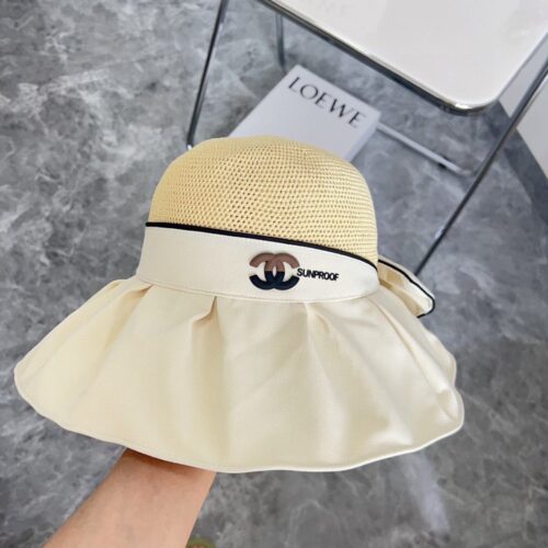 【AT1695】【CHANELシャネル】2024新作の黒いビニール編み漁師帽には防塵袋が付属しています。大きなつばがとても合わせやすく、これは目を閉じても選べるおすすめアイテムです。