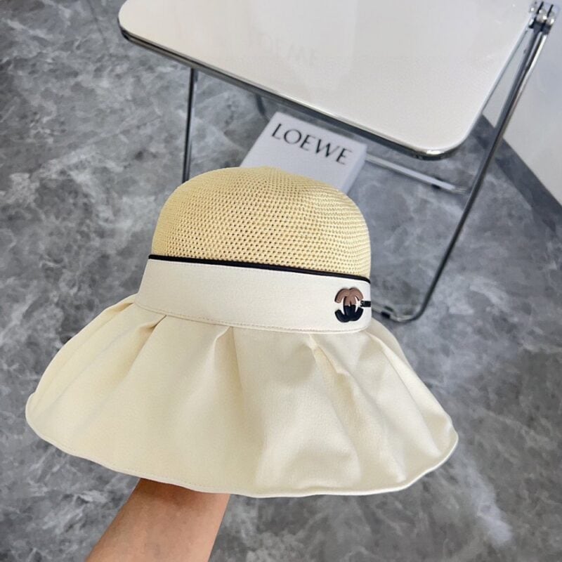 【AT1695】【CHANELシャネル】2024新作の黒いビニール編み漁師帽には防塵袋が付属しています。大きなつばがとても合わせやすく、これは目を閉じても選べるおすすめアイテムです。