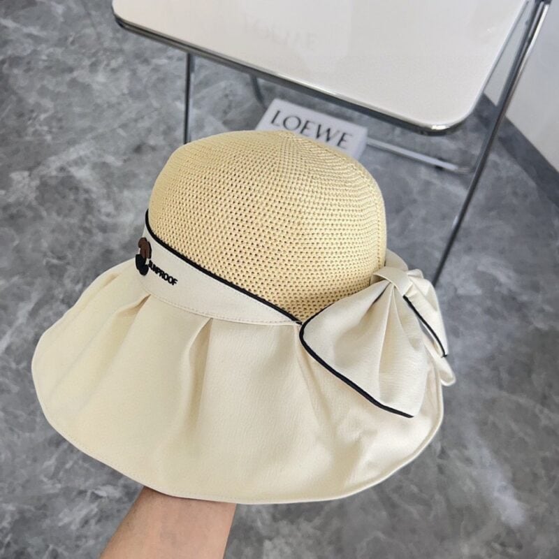 【AT1695】【CHANELシャネル】2024新作の黒いビニール編み漁師帽には防塵袋が付属しています。大きなつばがとても合わせやすく、これは目を閉じても選べるおすすめアイテムです。