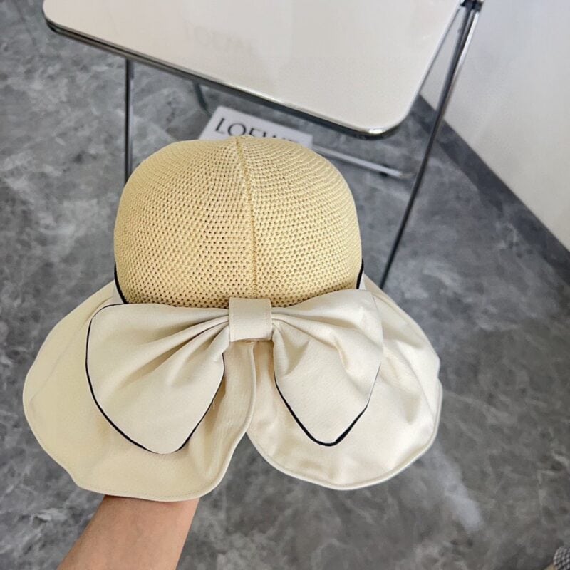 【AT1695】【CHANELシャネル】2024新作の黒いビニール編み漁師帽には防塵袋が付属しています。大きなつばがとても合わせやすく、これは目を閉じても選べるおすすめアイテムです。