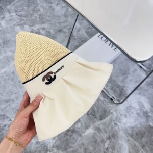 【AT1695】【CHANELシャネル】2024新作の黒いビニール編み漁師帽には防塵袋が付属しています。大きなつばがとても合わせやすく、これは目を閉じても選べるおすすめアイテムです。