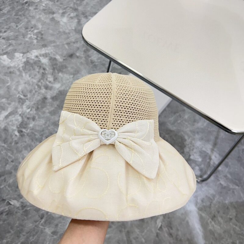 【AT1696】💛防塵袋付き【CHANELシャネル】2024新作 ワイドつば 折りたたみ可能な日よけフィッシャーハット ～ シンプルで洗練された🔅シャネル風の日よけ効果抜群、自由に折りたたんでも形が崩れない