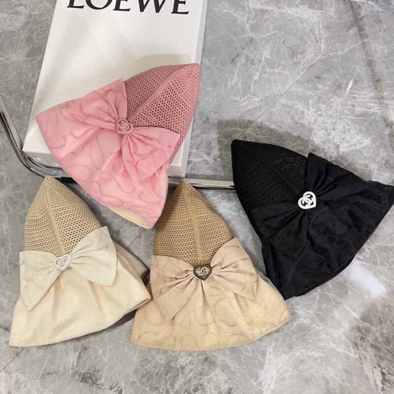 【AT1697】CHANEL（シャネル）の2024新作の大きなつばと折りたたみ式の日よけフィッシャーハット~シンプルで洗練された🔅小香風の日よけ効果は抜群で、適当に折りたたんでも形が崩れません。