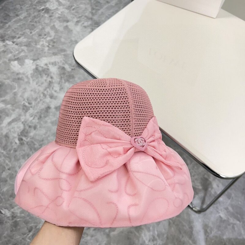 【AT1697】CHANEL（シャネル）の2024新作の大きなつばと折りたたみ式の日よけフィッシャーハット~シンプルで洗練された🔅小香風の日よけ効果は抜群で、適当に折りたたんでも形が崩れません。