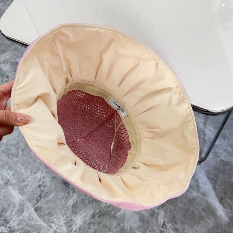 【AT1697】CHANEL（シャネル）の2024新作の大きなつばと折りたたみ式の日よけフィッシャーハット~シンプルで洗練された🔅小香風の日よけ効果は抜群で、適当に折りたたんでも形が崩れません。