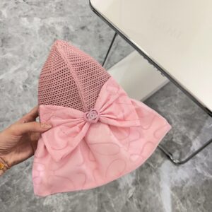 【AT1697】CHANEL（シャネル）の2024新作の大きなつばと折りたたみ式の日よけフィッシャーハット~シンプルで洗練された🔅小香風の日よけ効果は抜群で、適当に折りたたんでも形が崩れません。
