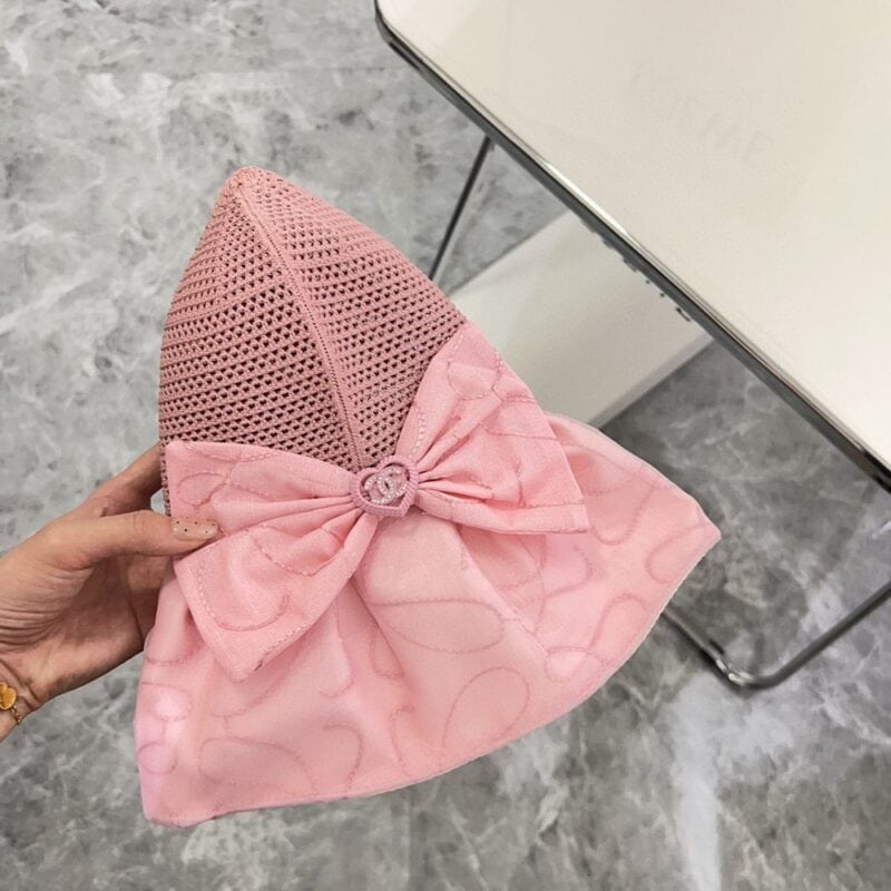 【AT1697】CHANEL（シャネル）の2024新作の大きなつばと折りたたみ式の日よけフィッシャーハット~シンプルで洗練された🔅小香風の日よけ効果は抜群で、適当に折りたたんでも形が崩れません。