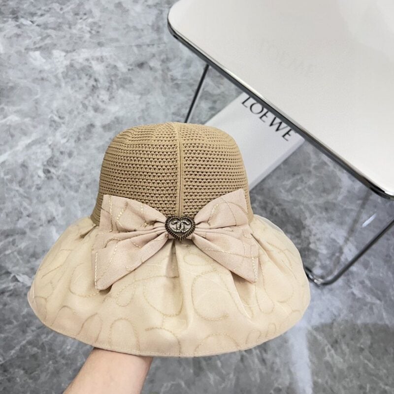 【AT1698】💛防塵袋付き【CHANELシャネル】2024年モデルの大きなつばが折りたためる日除けフィッシャーマンハット ～シンプルで上品な🔅シャネル風日除け帽子、日焼け効果が抜群、自在に折りたたんでも形が崩れない