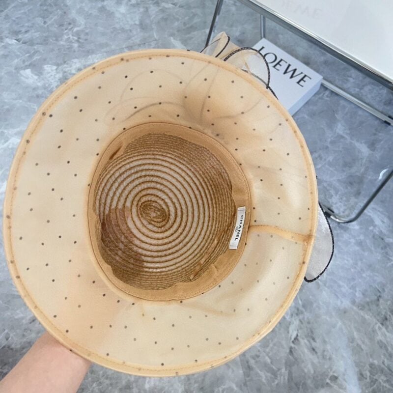 【AT1702】シャネルの2024年の新作ヨーロッパ風のドット柄リゾート帽子、ストリートや旅行にぴったりのアイテム。防塵袋付き。