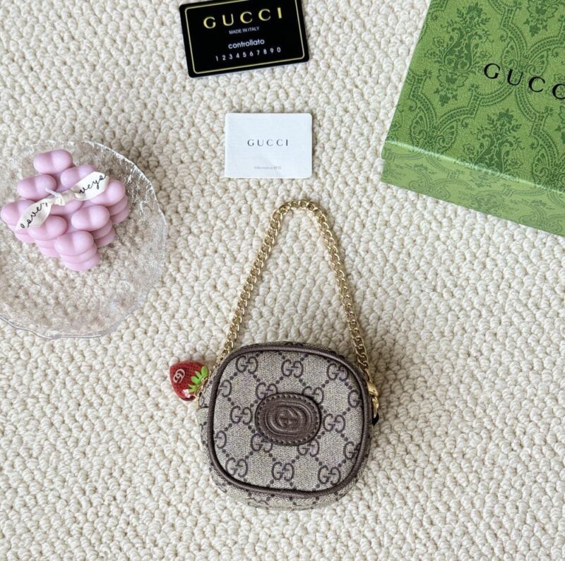 【AT1732】GUCCI/グッチの新作、女性用のクリーム/ウッドカラーのキャンバス製ストロベリーファスナーコインケース