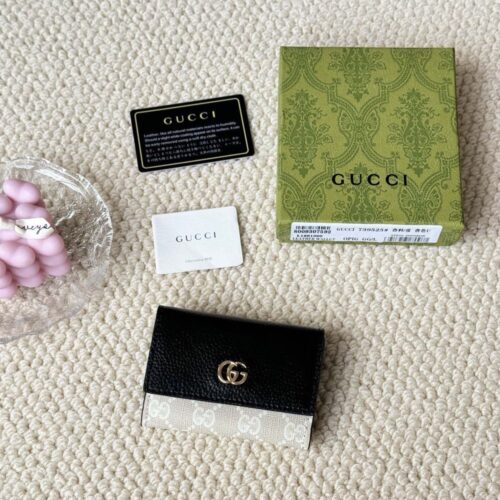 【AT1736】gucciが新しいmini folding coin purseを発売しました。手で持つことも、バッグに入れることもできるカードホルダーです。とても可愛いです。