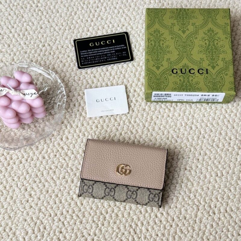 【AT1737】gucciが新しいミニ2つ折りコインケースをリリースしました。手に持てるだけでなく、バッグの中にも入れることができるカードケースも付いています。とても可愛いです。