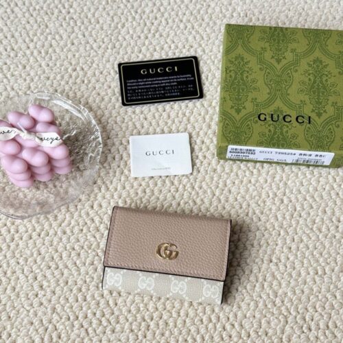 【AT1738】gucciが新しいmini foldoverコインケースを発売しました。手に持てるし、バッグに入れることもできます。カード入れもついていて、とても可愛いです。