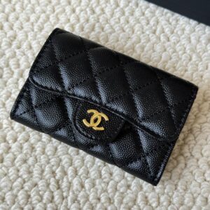 【AT1742】最もクラシックなカードケースで、お札入れ、シャネルのクラシックなフラップカードケースがあります。キャビアスキン、カードケース＆小銭入れが一体となっており、裏側にポケットが付いています。