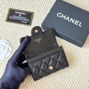 【AT1742】最もクラシックなカードケースで、お札入れ、シャネルのクラシックなフラップカードケースがあります。キャビアスキン、カードケース＆小銭入れが一体となっており、裏側にポケットが付いています。