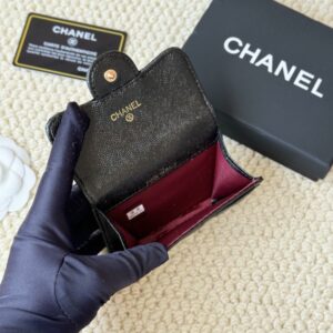 【AT1742】最もクラシックなカードケースで、お札入れ、シャネルのクラシックなフラップカードケースがあります。キャビアスキン、カードケース＆小銭入れが一体となっており、裏側にポケットが付いています。