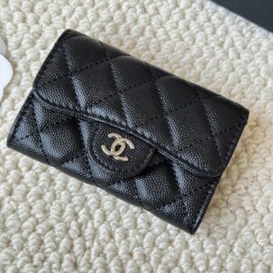 【AT1743】最もクラシックなカードケースで、小銭入れのシャネルのクラシックなフラップカードケース。キャビアスキン、カードケース＆小銭入れが一体化しており、裏側にはポケットがあります。