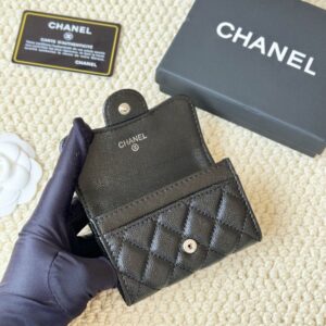 【AT1743】最もクラシックなカードケースで、小銭入れのシャネルのクラシックなフラップカードケース。キャビアスキン、カードケース＆小銭入れが一体化しており、裏側にはポケットがあります。