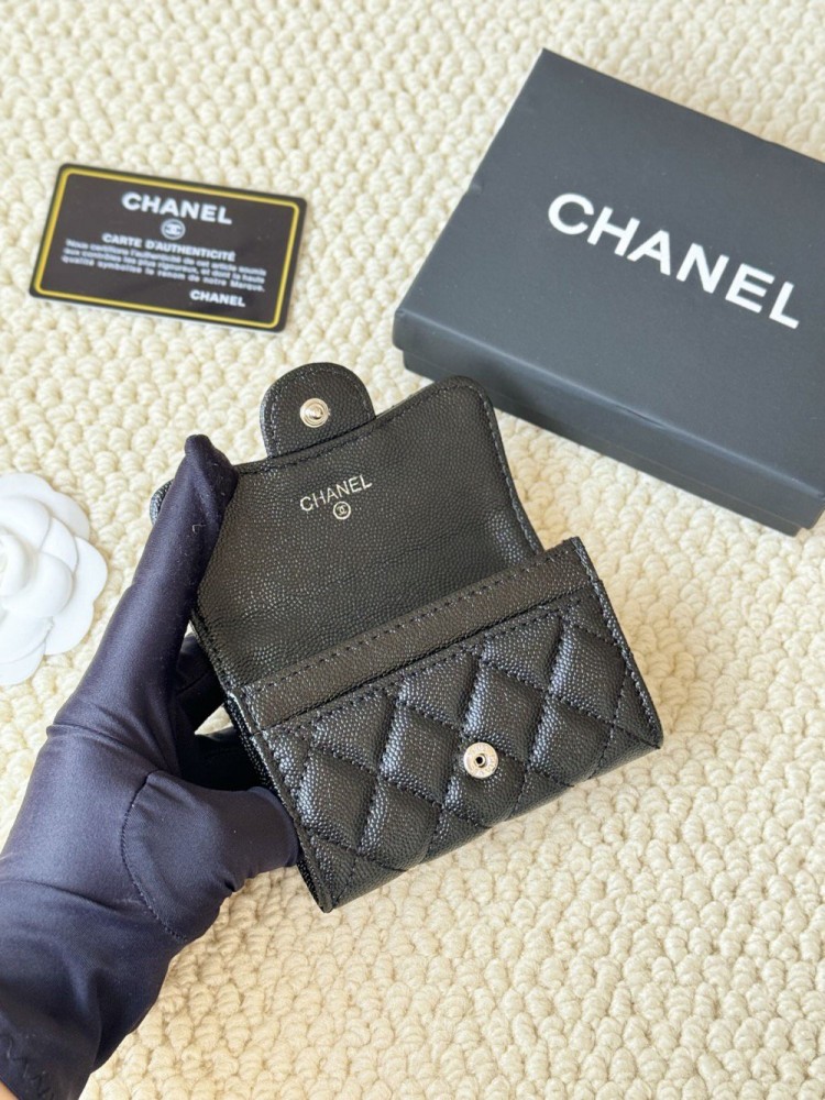 【AT1743】最もクラシックなカードケースで、小銭入れのシャネルのクラシックなフラップカードケース。キャビアスキン、カードケース＆小銭入れが一体化しており、裏側にはポケットがあります。