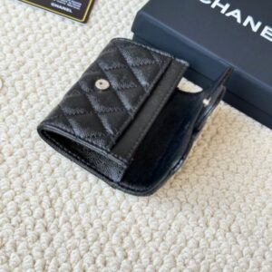 【AT1743】最もクラシックなカードケースで、小銭入れのシャネルのクラシックなフラップカードケース。キャビアスキン、カードケース＆小銭入れが一体化しており、裏側にはポケットがあります。