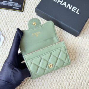 【AT1750】最もクラシックなカードケースで、小銭入れとしても利用できるシャネルのクラシックフラップカードケース。キャビアスキンを使用し、カード入れと小銭入れが一体となっています。背面にはカードを収納できるポケットがあります。