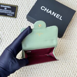 【AT1750】最もクラシックなカードケースで、小銭入れとしても利用できるシャネルのクラシックフラップカードケース。キャビアスキンを使用し、カード入れと小銭入れが一体となっています。背面にはカードを収納できるポケットがあります。