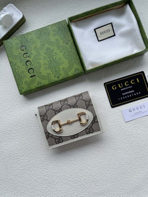 【AT1765】Gucciが複数の馬具付き1955シリーズアクセサリーを発売しました。 ベージュ/ダークブラウンのGG Supremeキャンバスを採用し、環境に配慮した製法で作られています。