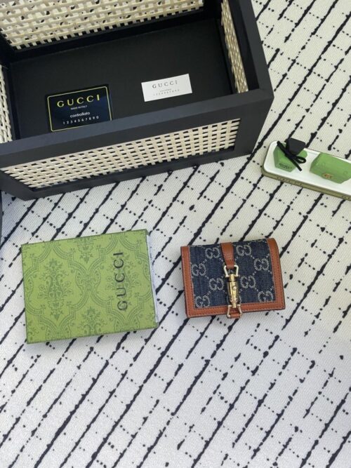 【AT1775】GUCCIのjackie1961シリーズが、小さくて上品な新しいカードケースを発売しました。ゴールドのロックボタンと、クラシックなGGモノグラムキャンバスが全体のデザインに優雅で永遠の意味を放ちます。