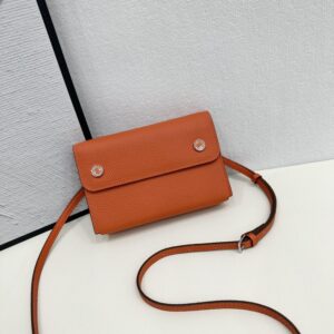 【AT1776】エルメスの新しいナップバッグは、トゴレザーで作られており、サイズは縦18.5×横11.5×厚み4.5センチメートルです。リザード柄が施されています。