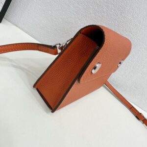 【AT1776】エルメスの新しいナップバッグは、トゴレザーで作られており、サイズは縦18.5×横11.5×厚み4.5センチメートルです。リザード柄が施されています。