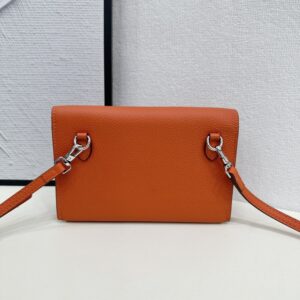 【AT1776】エルメスの新しいナップバッグは、トゴレザーで作られており、サイズは縦18.5×横11.5×厚み4.5センチメートルです。リザード柄が施されています。