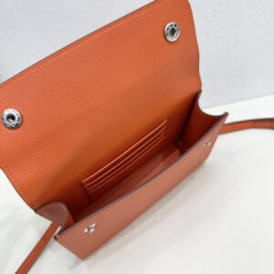 【AT1776】エルメスの新しいナップバッグは、トゴレザーで作られており、サイズは縦18.5×横11.5×厚み4.5センチメートルです。リザード柄が施されています。