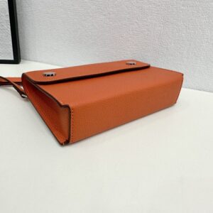 【AT1776】エルメスの新しいナップバッグは、トゴレザーで作られており、サイズは縦18.5×横11.5×厚み4.5センチメートルです。リザード柄が施されています。