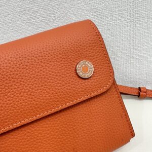 【AT1776】エルメスの新しいナップバッグは、トゴレザーで作られており、サイズは縦18.5×横11.5×厚み4.5センチメートルです。リザード柄が施されています。
