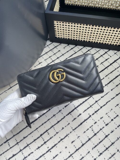 【AT1786】【GUCCI】ブラックのMarmontレザーウォレットは、ステッチ入りの本革で丁寧に仕上げられており、裏面には人間の模様とGGロゴが施されています。