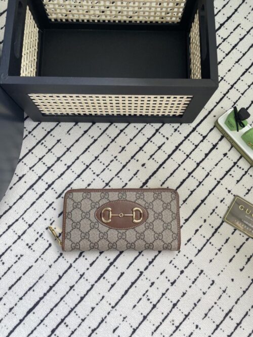 【AT1790】Gucciは、さまざまな馬蹄バックル付きの1955シリーズアクセサリーを発売しました。