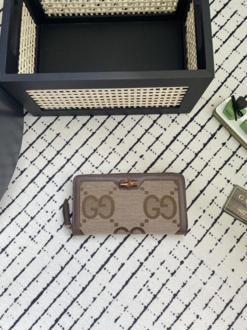 【AT1792】GUCCIのDiana Bambooシリーズの新しい全面ジップウォレットは、ブランドの特徴的な要素を融合しており、竹のリングが上品なデザインを引き立てています。